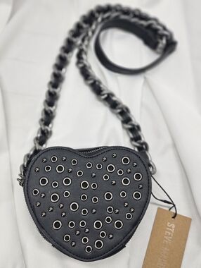 New with tags Steve Madden black heart-shaped crossbody bag
Silver-toned